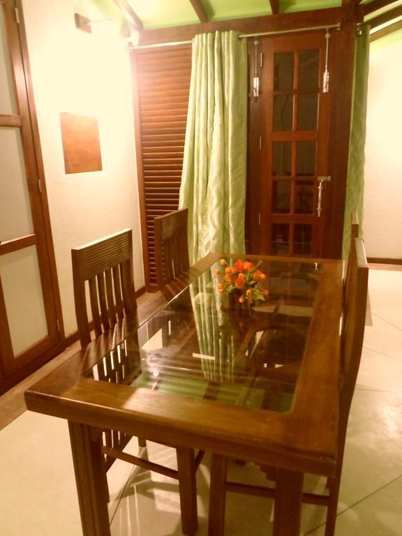 Nilas Guesthouse Hikkaduwa Habitación foto