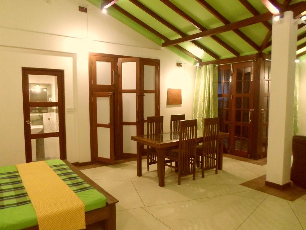 Nilas Guesthouse Hikkaduwa Habitación foto