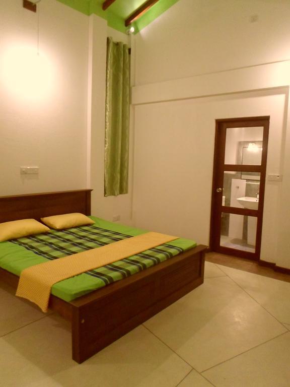 Nilas Guesthouse Hikkaduwa Habitación foto