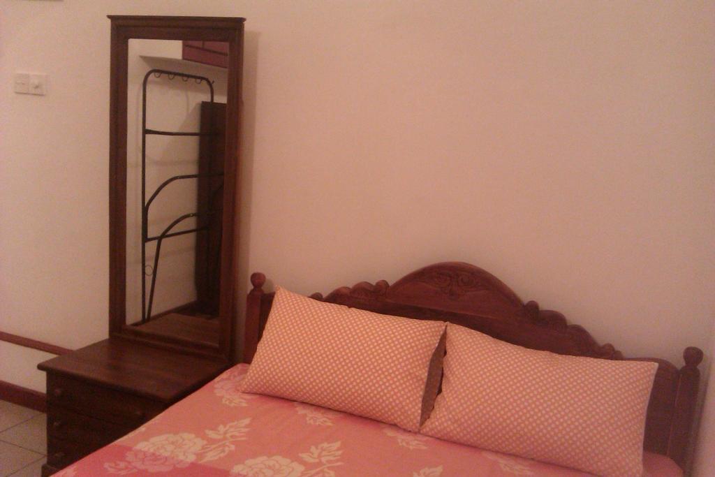 Nilas Guesthouse Hikkaduwa Habitación foto